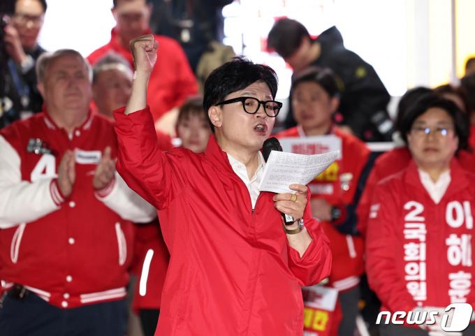 [사진] 파이널 유세에서 지지 호소하는 한동훈 위원장