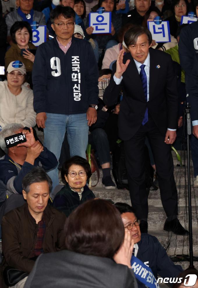 [사진] 취재진 질문에 귀기울이는 조국 대표