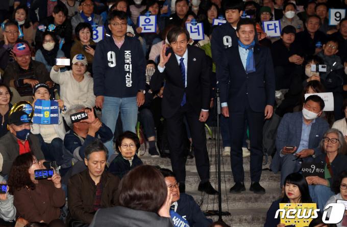 [사진] 유심히 질문듣는 조국 대표