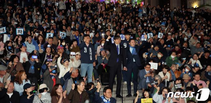 [사진] 서울에서 지지자들과 기자회견하는 조국