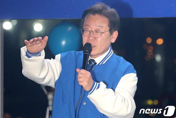[사진] 총선 D-1, 지지 호소하는 이재명 대표
