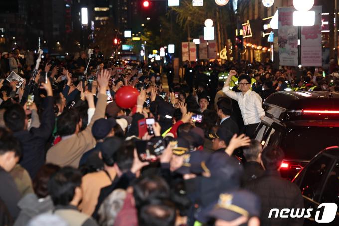 [사진] 차량에서 지지 호소하는 한동훈