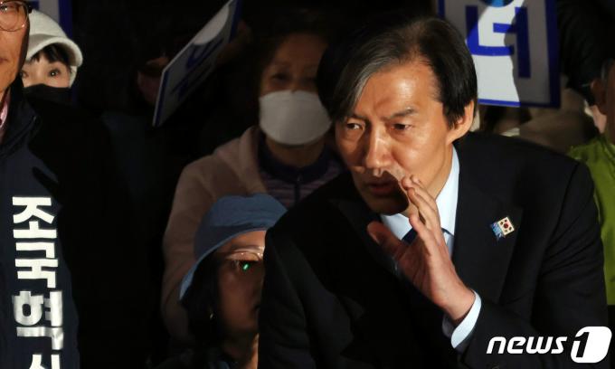[사진] 마이크 사용 못하는 조국 대표