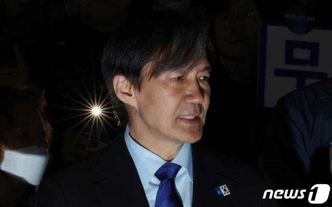 [사진] '조국 가슴에 태극기'