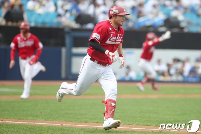 31일 오후 대구 삼성라이온즈파크에서 열린 프로야구 '2024 신한은행 SOL KBO리그' SSG 랜더스와 삼성 라이온즈의 경기, 2회초 1사 만루 상황 SSG 8번타자 이지영이 좌익수 방면 1타점 적시타를 때린 뒤 1루를 향해 달리고 있다. 2024.3.31/뉴스1 ⓒ News1 공정식 기자