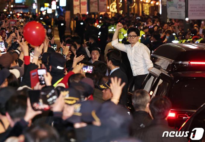 [사진] 지지자들 향해 인사하는 한동훈