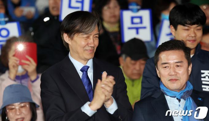 [사진] 환한 미소짓는 조국 대표