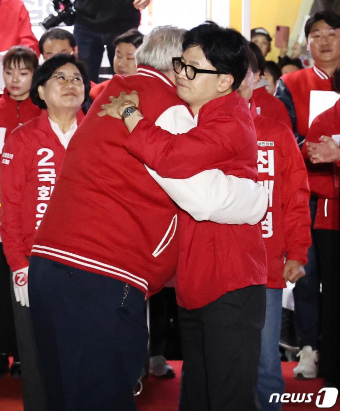 [사진] 포옹하는 한동훈과 인요한