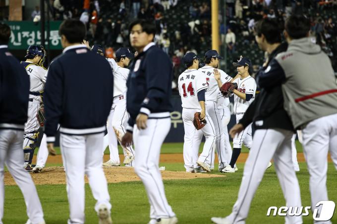 [사진] 역전승 자축하는 두산