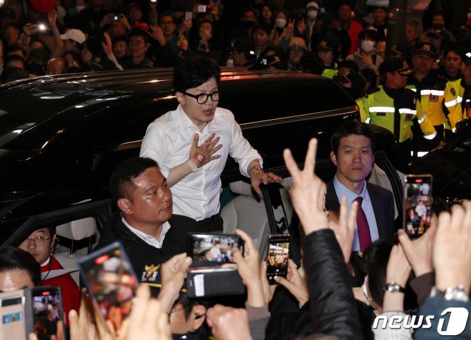 [사진] 한동훈 '이동하는 시간에도'