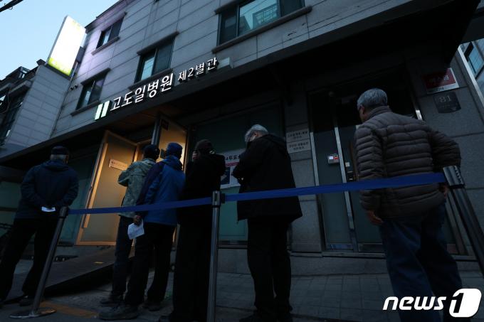 [사진] 투표 기다리는 시민들