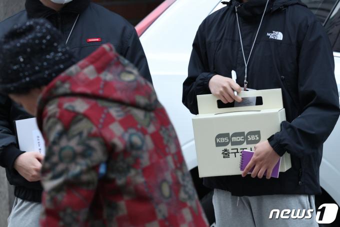 [사진] 출구조사도 개시
