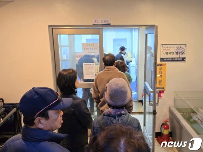 [사진] 제22대 총선 본투표 시작…새벽부터 줄
