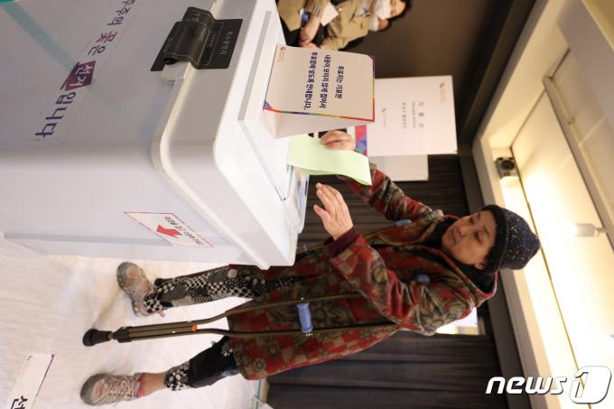 [사진] 불편한 몸이지만, '투표 먼저'