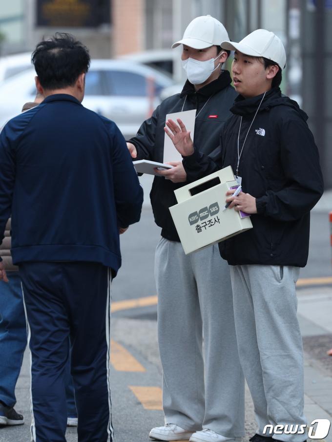 [사진] '출구조사도 꼼꼼히'