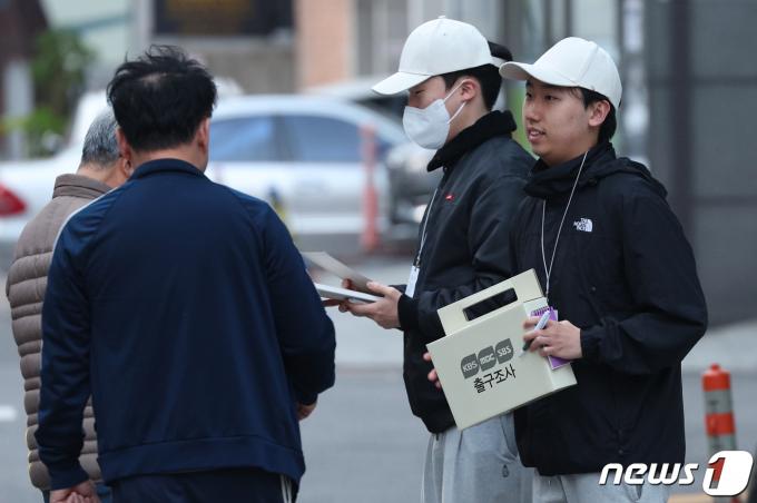 [사진] 출구조사하는 유권자들