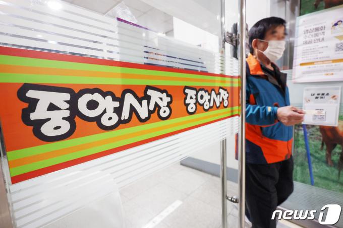 [사진] 시장 상가에 마련된 투표소