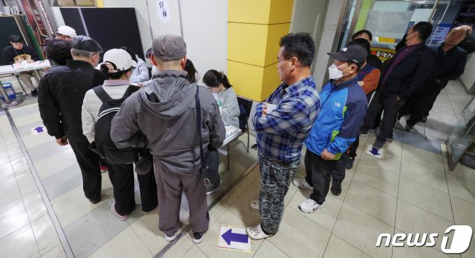 [사진] '이른 아침 투표소에는'