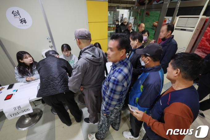 [사진] '투표하러 왔습니다'