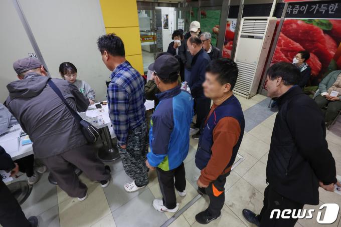 [사진] '이른 아침 투표소 찾은 유권자들'
