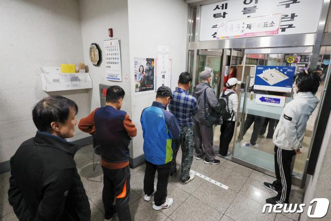[사진] 투표 시작 시간 기다리는 유권자들