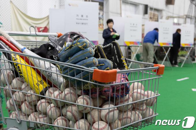 [사진] 총선 투표장으로 변신한 야구부 실내훈련장