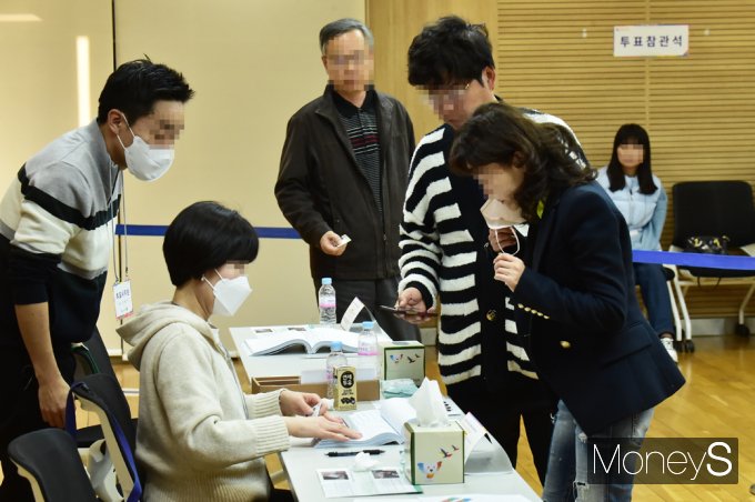 ▲ 투표에 앞서 본인 신분 및 거주지 확인하는 유권자