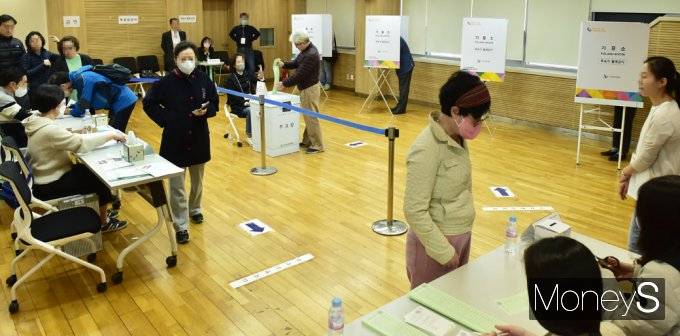 ▲ 유권자 발길 이어지는 투표소 풍경