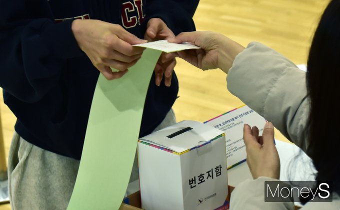 [머니S포토] 제22대 국회의원 선거, 길어도 너무 긴 '투표지'