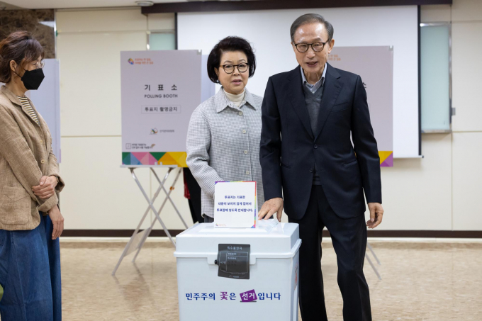 이명박 전 대통령이 10일 제22대 국회의원 선거 투표 후 기자들을 만나 윤석열 정부에 대해 "최선을 다하고 있다고 본다"고 밝혔다. 사진은 이 전 대통령(오른쪽)이 부인인 김윤옥 여사와 함께 10일 오전 서울 국민연금공단서울남부지역본부에 마련된 논현1동제3투표소에서 투표하는 모습. /사진=뉴시스(공동취재) 