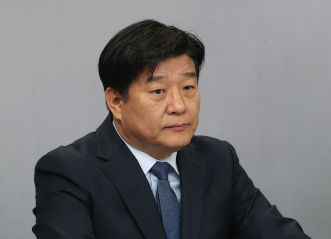 안산시상록구선거관리위원회는 10일 양문석 더불어민주당 후보(경기 안산갑)가 재산을 축소 신고했다는 내용의 공고문을 안산갑 투표소 46곳에 부착했다. 사진은 양 후보가 지난 3일 경기 안산시 단원구 SK브로드밴드 한빛방송에서 열린 후보자 방송토론회에 참석해 토론회를 준비하는 모습. /사진=뉴시스