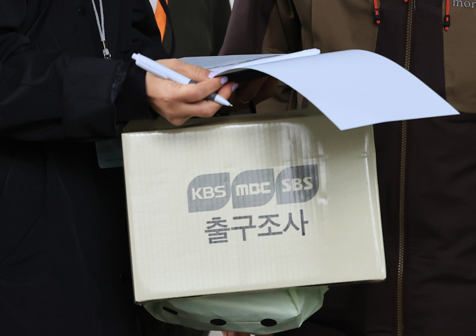 제22대 국회의원 본투표가 진행되는 10일 지상파 방송 3사가 진행하는 출구조사는 이날 오후 6시 방송3사(KBS·MBC·SBS)를 통해 공표된다. 사진은 10일 오전 서울 서대문구 홍제배드민턴장에 마련된 홍제 제3동 제3투표소에서 방송사 출구조사원들이 투표를 마친 유권자를 대상으로 출구조사를 하는 모습. /사진=뉴스1