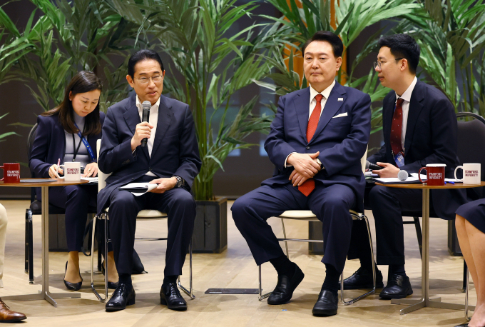 기시다 후미오 일본 총리가 워싱턴포스트와의 인터뷰에서 한일 관계 신뢰에 대한 바람을 언급했다. 사진은 지난해 캘리포니아주 스탠퍼드대학교 후버연구소에서 열린 한일 스타트업 간담회에서의 기시다 후미오 일본 총리(왼쪽)와 윤석열 대통령. /사진=뉴시스 