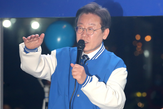 이재명 더불어민주당 대표 비서실이 한달동안 진행한 총선 레이스에 대해 "한계를 시험하는 시간이었다"고 표현했다. 사진은 이 대표가 지난 9일 서울 용산구 용산역광장에서 열린 민주당 정권심판·국민승리 총력유세에서 지지를 호소하는 모습. /사진=뉴스1