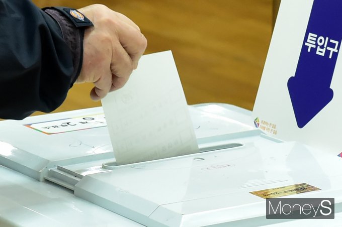 총선 당일인 10일 여야 지도부는 별다른 외부 일정 없이 출구 조사 및 투표 결과를 지켜보며 긴장 속에서 하루를 보낼 것으로 알려졌다. 사진은 제22대 국회의원 선거(제22대 총선) 당일인 10일 서울 영등포구 여의동 주민센터에 설치된 제2투표소에서 거주지 및 신분 확인 후 선관위 관계자로부터 투표지를 전달받은 유권자. /사진=임한별 기자