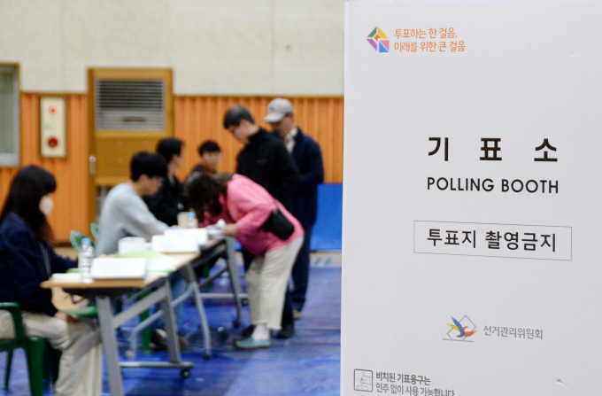 중앙선거관리위원회가 대파를 비롯한 일제샴푸, 초밥도시락 등을 반입할 수 없다고 재차 밝혔다. 사진은 10일 오전 충북 청주시 청원구 율량초등학교에 마련된 투표소를 찾은 유권자. /사진=뉴시스