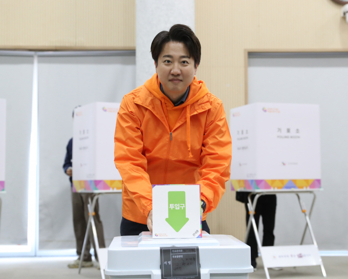 제22대 국회의원 선거일을 맞아 개혁신당이 "여러분께서 행사하는 소중한 한 표에 담긴 고민의 무게가 제22대 국회가 여러분께 갖는 책임의 무게로 돌아올 것"이라고 투표를 독려했다. 사진은 사전투표 첫 날인 지난 5일 경기 화성시 동탄7동행정복지센터사전투표소에서 기표를 마친 이준석 개혁신당 대표. /사진=뉴시스