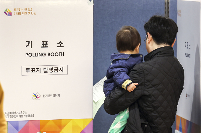 제22대 국회의원 선거 당일인 10일 오전 11시 전국 평균 투표율이 14.5%로 집계됐다. 사진은 10일 서울 종로구 경희궁자이2단지아파트 주민공동시설에 마련된 투표소를 찾은 유권자가 아이와 함께 기표소로 들어가는 모습. /사진=뉴시스