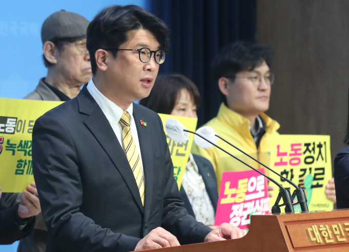  김준우 녹색정의당 상임선대위원장이 지난 9일 오전 서울 여의도 국회 소통관에서 열린 제22대 총선 비례정당투표 기호 5번 녹색정의당 집중 투표 호소 긴급 기자회견에서 발언하고 있다. /사진=뉴스1