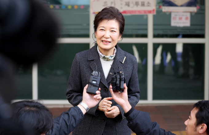 박근혜 전 대통령이 제22대 국회의원 선거일인 10일 대구 달성군 유가읍 대구비슬초등학교에 마련된 유가읍 제3투표소에서 투표를 마친 뒤 취재진에게 소감을 밝혔다. /사진=뉴스1
