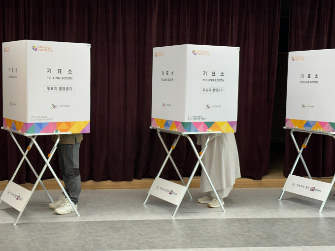 경기도선거관리위원회가 공직선거법 위반으로 두 명을 경찰에 고발했다. 사진은 10일 대전 중구 대사동 행정복지센터 3층에 설치된 투표소에서 유권자들이 투표하는 모습. /사진=뉴시스