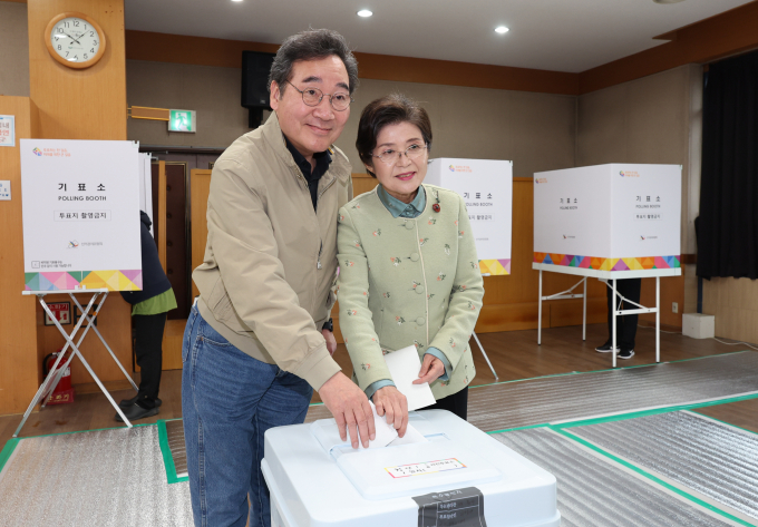 새로운미래는 10일 22대 총선 선거일을 맞아 "사법리스크 없는 당당한 정권 심판에 투표해달라"고 촉구했다. 사진은 사전투표 첫날인 지난 5일 광주 광산구 첨단1동행정복지센터에서 배우자 김숙희 여사와 함께 사전투표에 나선 이낙연 새로운미래 광주 광산을 후보. /사진=뉴스1