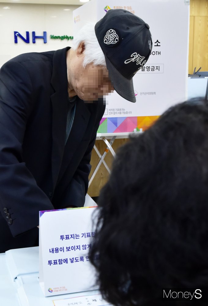 [머니S포토] 농협은행에서 소중한 한표 행사