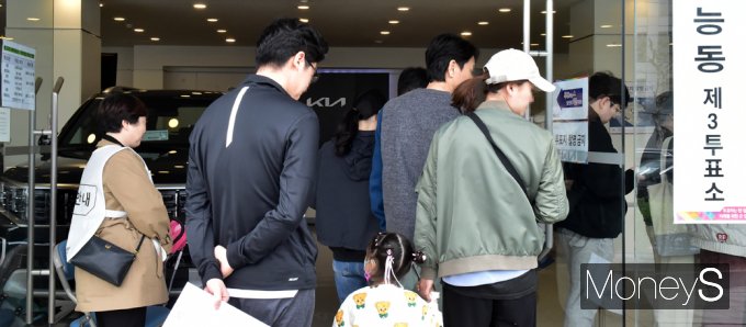 [머니S포토] 제22대 국회의원선거, 자동차대리점에서도 투표행렬