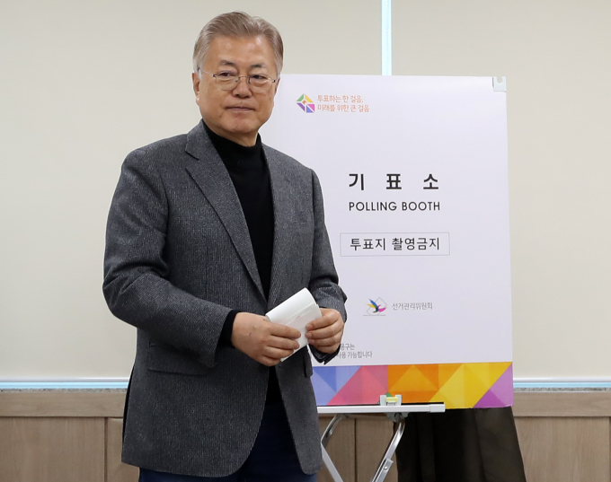 문재인 전 대통령이 10일 제22대 국회의원 선거 투표를 독려하는 글을 자신의 페이스북에 올렸다. 사진은 문 전 대통령이 지난 5일 경남 양산시 하북면주민자치센터에 마련된 하북면 사전투표소에서 사전투표한 모습. /사진=뉴스1