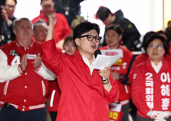 한동훈 국민의힘 비상대책위원장이 제22대 국회의원 선거 본투표율 부진에 "투표해서 나라를 지켜달라"고 호소했다. 한 위원장이 지난 9일 서울 중구 청계광장에서 총선 파이널 유세를 갖고 지지를 호소하고 있다. /사진=뉴스1
