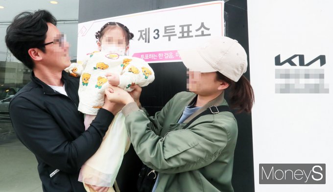 ▲ 가족과 함께 나들이 전 '투표 인증샷' 