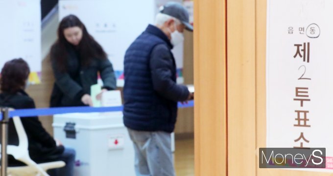 ▲ 이른아침, 소종한 한표 행사하는 유권자들