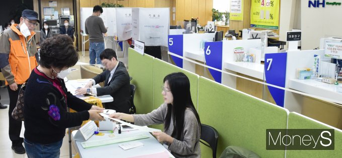 ▲ 농협은행에 마련된 투표소