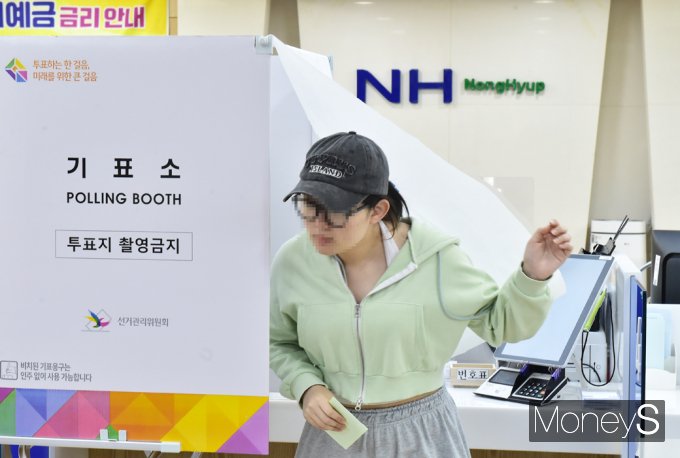 ▲ 제22대 총선 당일,농협은행에서 투표하는 기분은